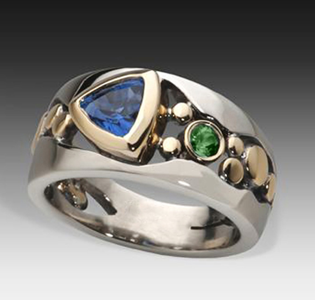 Anillo elegante con piedra verde - diseño fino y sofisticado