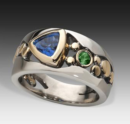 Anillo elegante con piedra verde - diseño fino y sofisticado