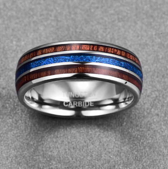 Anillo de acero inoxidable con madera natural y resina azul – diseño moderno y elegante